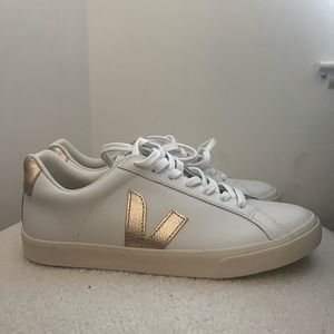 Veja Esplar Sneaker in Gold